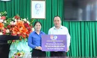 Thành Đoàn Cần Thơ thăm, tặng quà thanh niên công nhân khó khăn