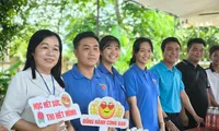 Quyền Bí thư Tỉnh ủy Bến Tre động viên tình nguyện viên Tiếp sức mùa thi