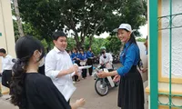 Cô giáo một chân ở Đồng Tháp tiếp sức sĩ tử thi tốt nghiệp THPT