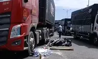Xe đầu kéo va chạm xe máy trên Quốc lộ 1A, người đàn ông ngã ra đường tử vong