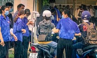 Cảm động tình nguyện viên dầm mưa hỗ trợ thí sinh thi tốt nghiệp THPT