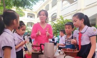 Học sinh háo hức trải nghiệm làm bánh dân gian