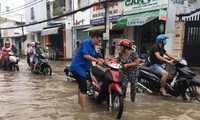 Áo xanh tình nguyện giúp dân vượt qua &apos;biển nước&apos;
