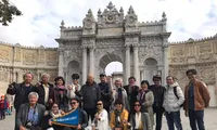 Các thành viên trong đoàn chụp ảnh lưu niệm