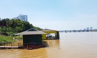Những nhà nổi Sông Hồng View, Phương Linh, Bếp Ngư Ông (địa phận phường Ngọc Thụy) nằm sát luồng lưu thông đường thủy, vẫn hoạt độngảnh: Long Vân