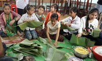 Nhiều cá nhân, tổ chức có các hoạt động tình nguyện vì cộng đồng sẽ được vinh danh vào ngày 3/1. (Trong ảnh là hoạt động trong chương trình Bánh chưng xanh của Nhóm thiện nguyện Vòng tay yêu thương- Đắk Lắk)