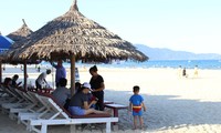 Du khách vẫn có thể đến các điểm du lịch ngoài Đà Nẵng Ảnh: KỲ SƠN