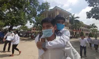 Tặng bằng khen cho đôi bạn cõng nhau đến trường thi được điểm cao