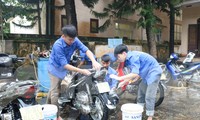 Bạn trẻ vùng cao rửa xe gây quỹ Trung thu cho trẻ em nghèo