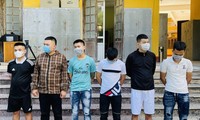 &apos;Khủng bố&apos; người nhà con nợ bằng chất bẩn và vòng hoa 