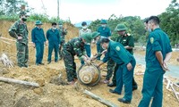 Hủy quả bom còn nguyên kíp nổ được phát hiện dưới nền nhà dân