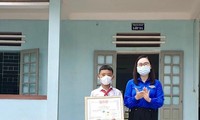 Trao tặng Huy hiệu &apos;Tuổi trẻ dũng cảm&apos; cho nam sinh lớp 7 cứu người bị nước cuốn trôi