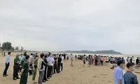 Cứu em chới với trên biển, cả hai anh em bị sóng cuốn mất tích