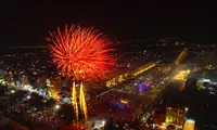 Pháo hoa rực rỡ &apos;khai tiệc&apos; du lịch biển Sầm Sơn 