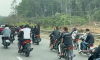 Hàng chục thanh niên không đội mũ bảo hiểm, lạng lách đánh võng trên Quốc lộ 1A