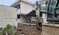 Tháo dỡ trạm biến áp dựng trong khuôn viên trường học ở Thanh Hóa