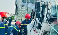 Phá cửa xe tải, đưa thi thể 2 nạn nhân vụ tai nạn giao thông ra ngoài