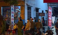 Lực lượng chức năng triển khai phong toả ngõ 33 đường Hoàng Diệu, Nam Lý, Tp. Đồng Hới.