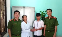 Bà Loan nhận lại tài sản mình đánh rơi