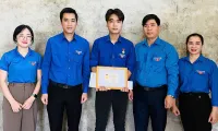 Trao Huy hiệu Tuổi trẻ dũng cảm cho đoàn viên cứu người đuối nước