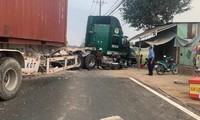 Xe container húc văng dải phân cách, 3 người đi xe máy bị thương 