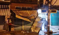 Xe máy lao vào nhà dân sau va chạm, 2 người tử vong