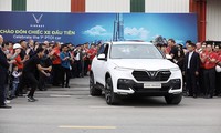 Chủ tịch Vingroup &apos;trải lòng&apos; sau khi lái thử xe VinFast đầu tiên