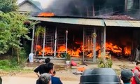 3 ngôi nhà bốc cháy dữ dội