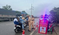 Cảnh sát giao thông Cao Bằng phát nước, đồ ăn, xăng miễn phí cho người dân