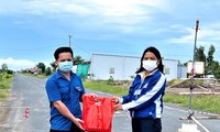 Nam sinh y khoa giúp sản phụ vượt cạn thành công tại chốt kiểm dịch 