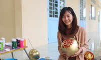 Cô giáo dùng chữ thư pháp &apos;thổi hồn’ lên trái cây chưng Tết