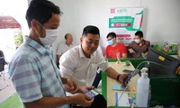 Người dân đổ xô dán thẻ thu phí không dừng ở Cần Thơ