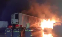3 xe container cháy dữ dội kèm theo nhiều tiếng nổ lớn