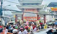 Chen chân viếng miếu Bà Chúa Xứ đầu năm