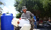 Người dân miền Tây ngày đêm chờ hứng từng can nước 