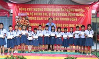 Trưởng Ban Tuyên giáo Trung ương trao học bổng cho học sinh ở Tiền Giang