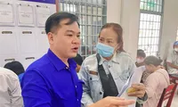 Áo xanh An Giang 'phủ sóng' trung tâm hành chính, hỗ trợ làm thủ tục số