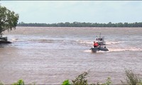Chìm sà lan trên sông Tiền, 3 người mất tích