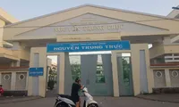 Ngay ngày về hưu, hiệu trưởng tiếp nhận 11 học sinh sai quy trình 