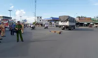 Cô gái và bé 10 tuổi tử vong dưới bánh xe tải