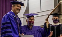 Ông David Gerlach trao bằng cho ông Bill Gossett, 97 tuổi
