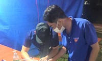 Anh Y Phong Ê ban - Bí thư Đoàn xã Hòa Phú hướng dẫn người dân khai báo y tế 