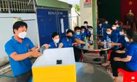 Anh Phạm Vạn Phát, Bí thư chi Đoàn ấp Thạnh Thuận, xã Đông Thạnh, huyện Châu Thành (Hậu Giang) giới thiệu máy ấp trứng cho ĐVTN 