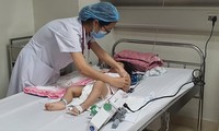 Bác sĩ BV Nhi Trung ương khám cho trẻ mắc bệnh tiêu hóa 
