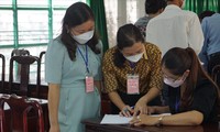 Giáo viên tại các địa phương đã bắt tay vào chấm thi ngay sau khi kỳ thi tốt nghiệp THPT kết thúc Ảnh: Nghiêm Huê 