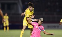 Sài Gòn FC (phải) đã không còn là chính mình sau khi “thay máu” gần toàn bộ lực lượng cũ ảnh: Anh Tú 