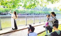 Chụp ảnh thu vàng bên dòng kênh 