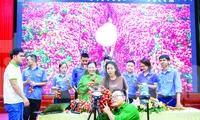 Đoàn viên, thanh niên tỉnh Bắc Giang và các TikToker nổi tiếng livestream quảng bá và bán vải thiều Bắc Giang Ảnh: Nguyễn Thắng