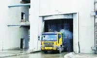 Xe bồn của các doanh nghiệp tiếp nhận tro bay trực tiếp tại khu vực silo tro bay