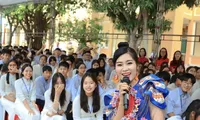 Nghệ sĩ Hà Myo giao lưu với học sinh Trường THPT Nguyễn Duy Trinh (Nghệ An) trong chương trình truyền thông nói không với thuốc lá của báo Tiền PhongẢnh: Trọng Tài